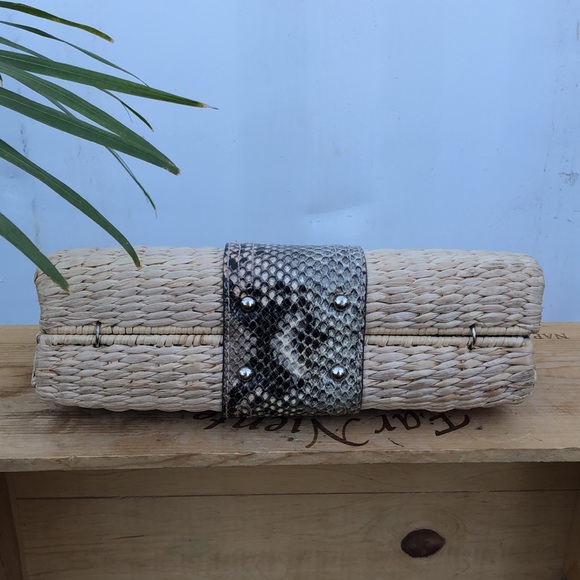 🔻GUESS🔻STRAW CLUTCH - Picture 9 of 9